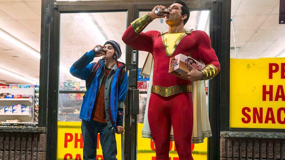 https blogs images.forbes.com scottmendelson files 2018 07 Shazam movie official costume image cropped