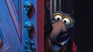 REVIEW: ‘Muppets Haunted Mansion’ Scares Up Laughs And Star Power Muppets Haunted Mansion- But Why Tho