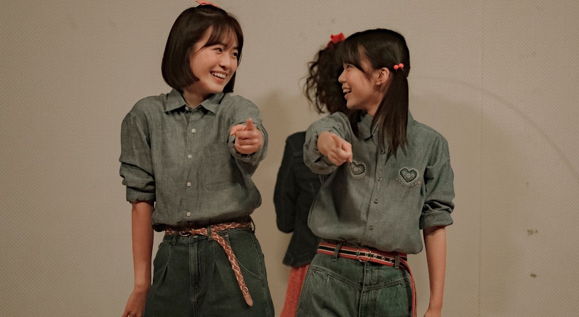 Young Sang-yeon and Eun-jung perform at school