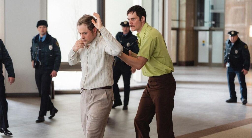 Bill Skarsgård and Dacre Montgomery in Dead Man's Wire