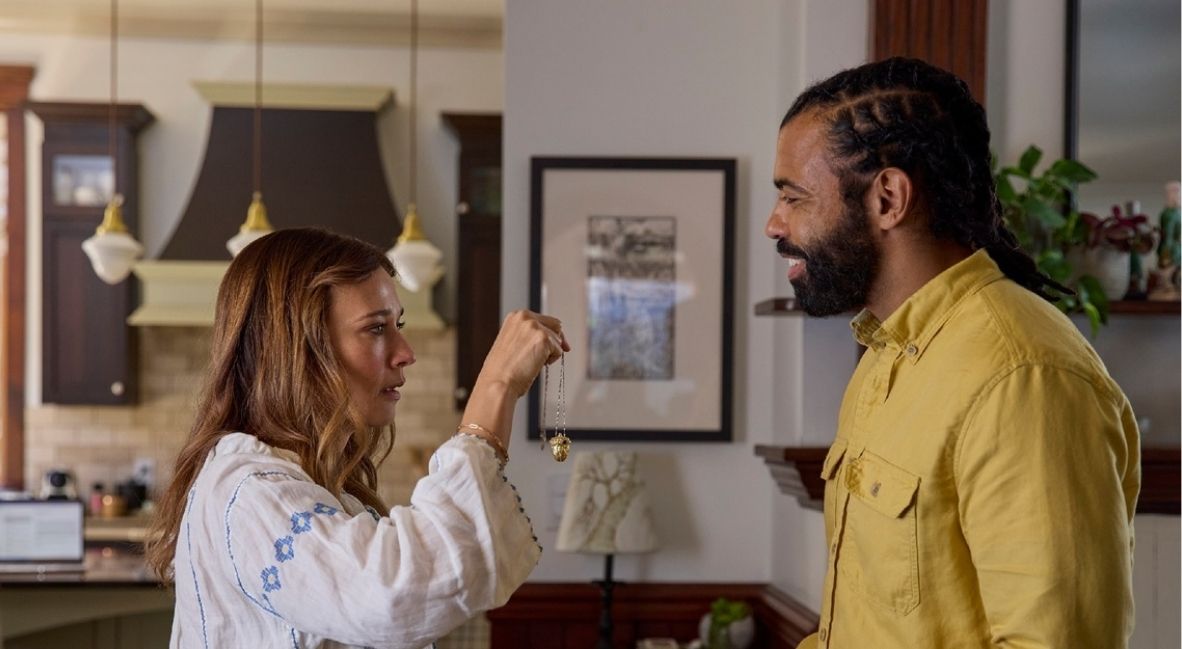 Rashida Jones and Daveed Diggs in In the Blink of an Eye