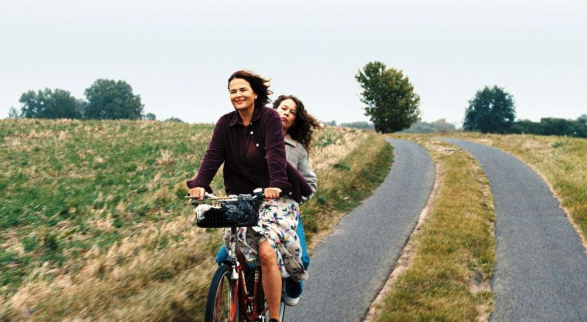 Betty and Laura in Miroirs No. 3