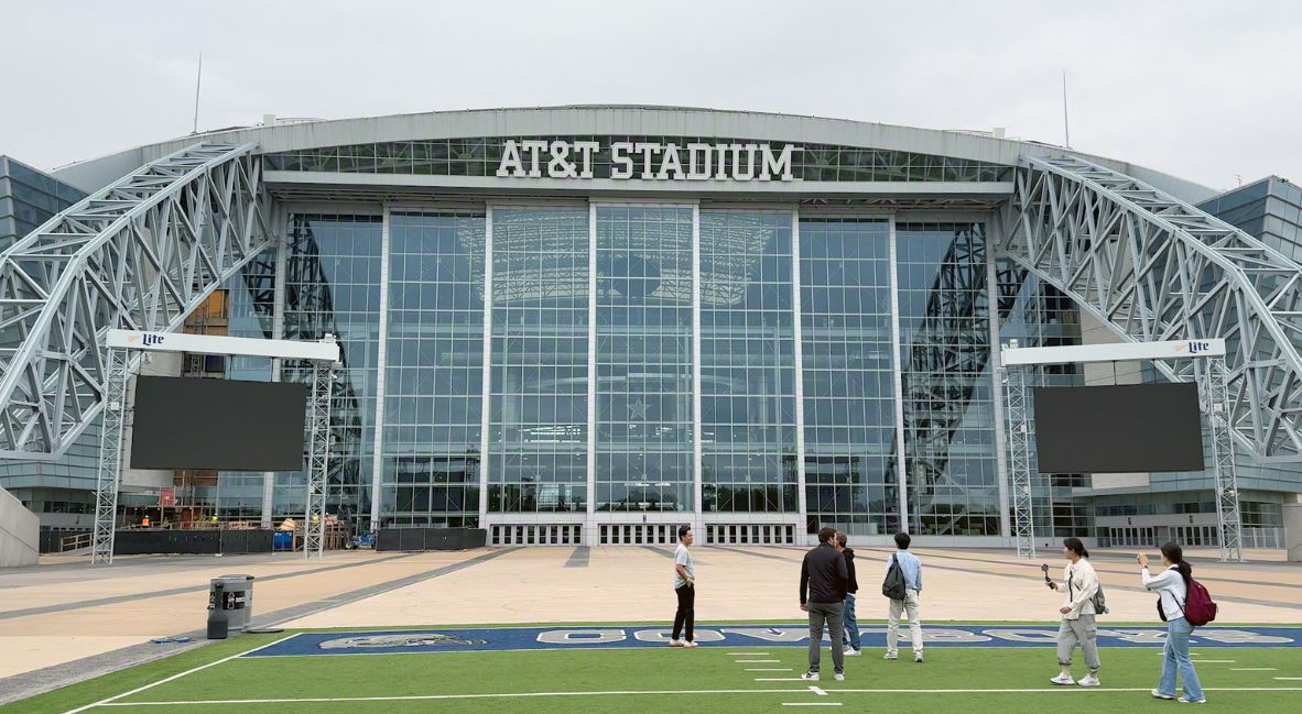 REVIEW: 'Ready or Not Texas' Understands What Makes The State Tick 3 Lee Seo-jin and producer Nah Yung-suk arrive at the Cowboys Stadium