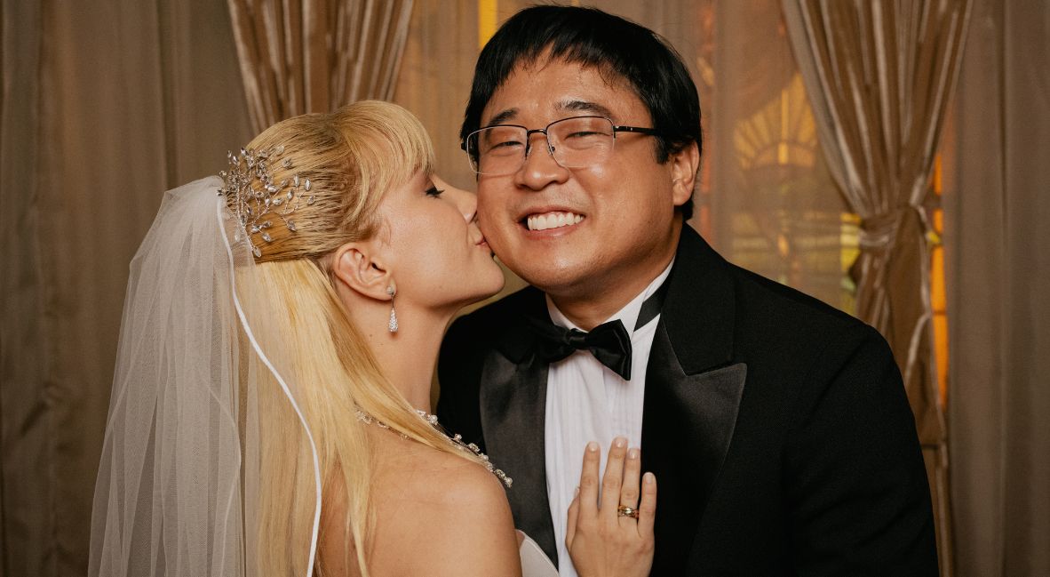 The characters Elize and Marcos on their wedding day
