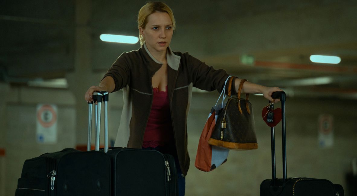 Elize holding luggage