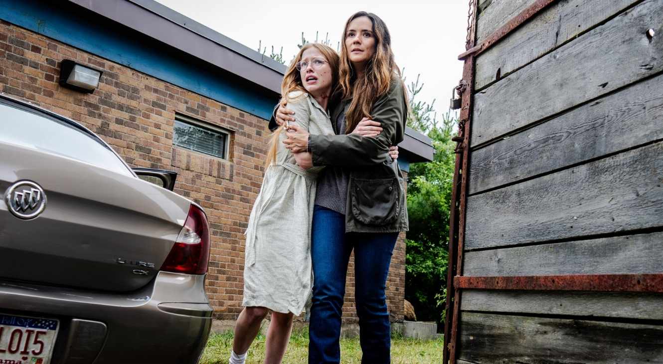Julia Doyle as Sophia, Catalina Sandino Moreno as Tabitha Matthews in From Season 4