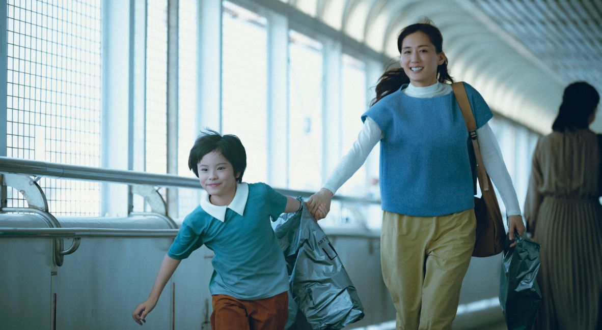 Hirokazu Koreeda On The Shape of Grief In His Latest, 'Sheep in a Box' 3 Kakeru runs while holding Otone's hand
