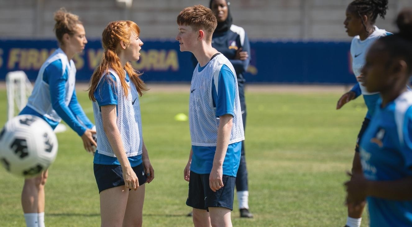 REVIEW: ‘Ted Lasso’ Season 4 Episode 2 — “Curiouser And Curiouser!” 3 Aisling Sharkey and Rex Hayes in Ted Lasso Season 4 Episode 2