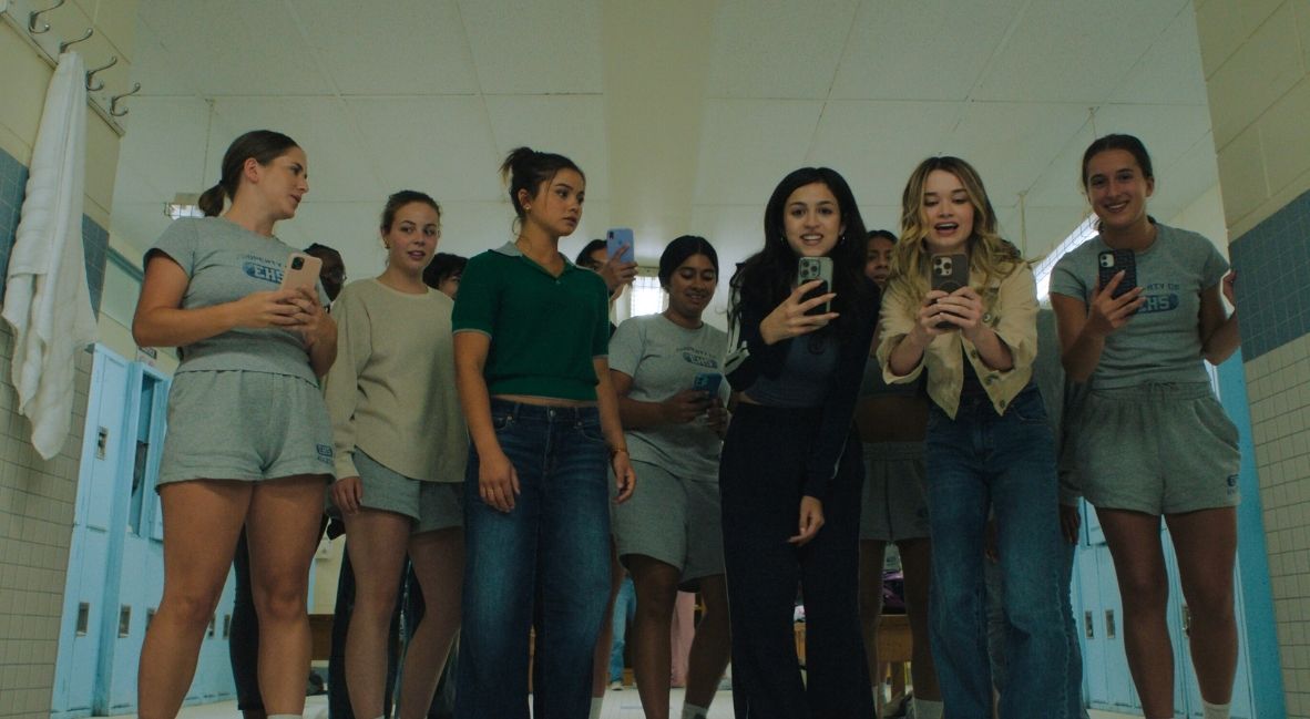 Group of girls bullying Carrie in Carrie Episodes 1-2