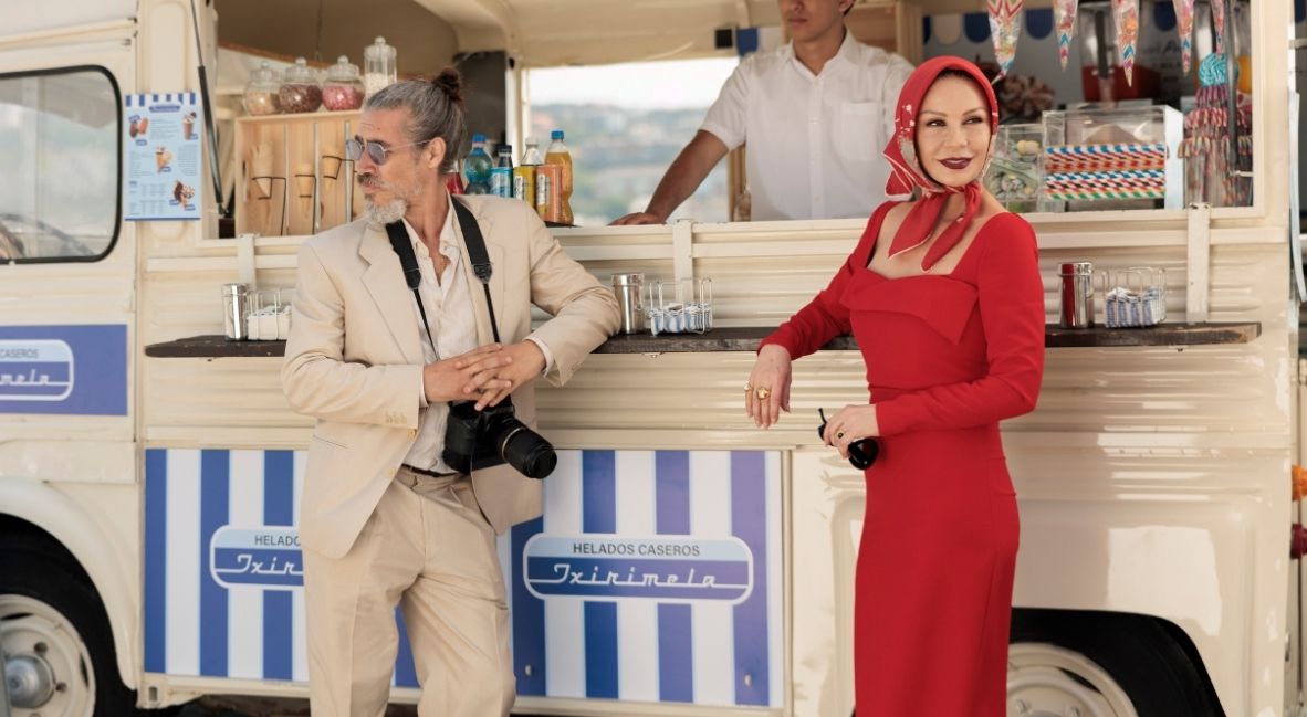 Óscar Jaenada and Catherine Zeta Jones in Kill Jackie