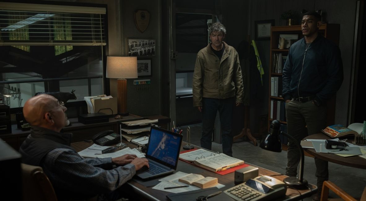 Jason Manuel Olazabal, Kyle Chandler, Aaron Pierre in Lanterns Episode 4