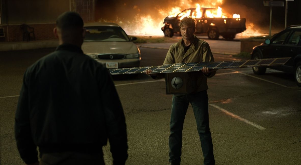Aaron Pierre and Kyle Chandler in Lanterns Episode 4