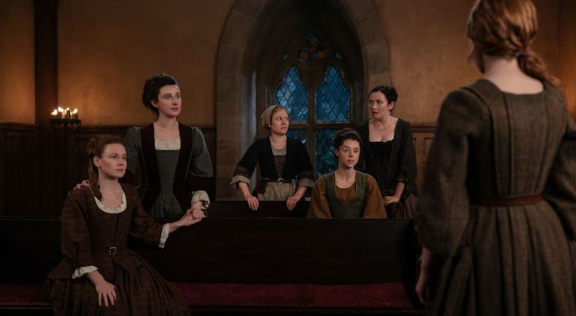 Ellen faces a group of women 