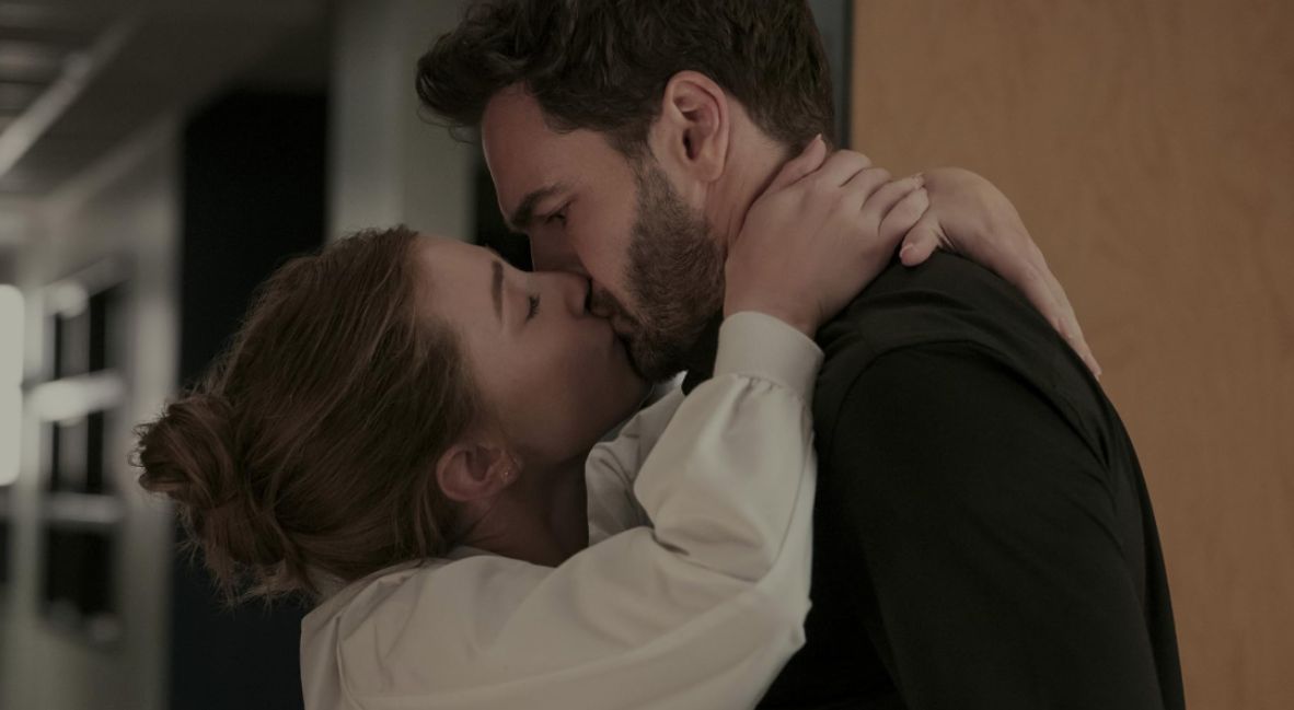 Lili Reinhart and Nicholas Duvernay in Love Hypothesis (2026)