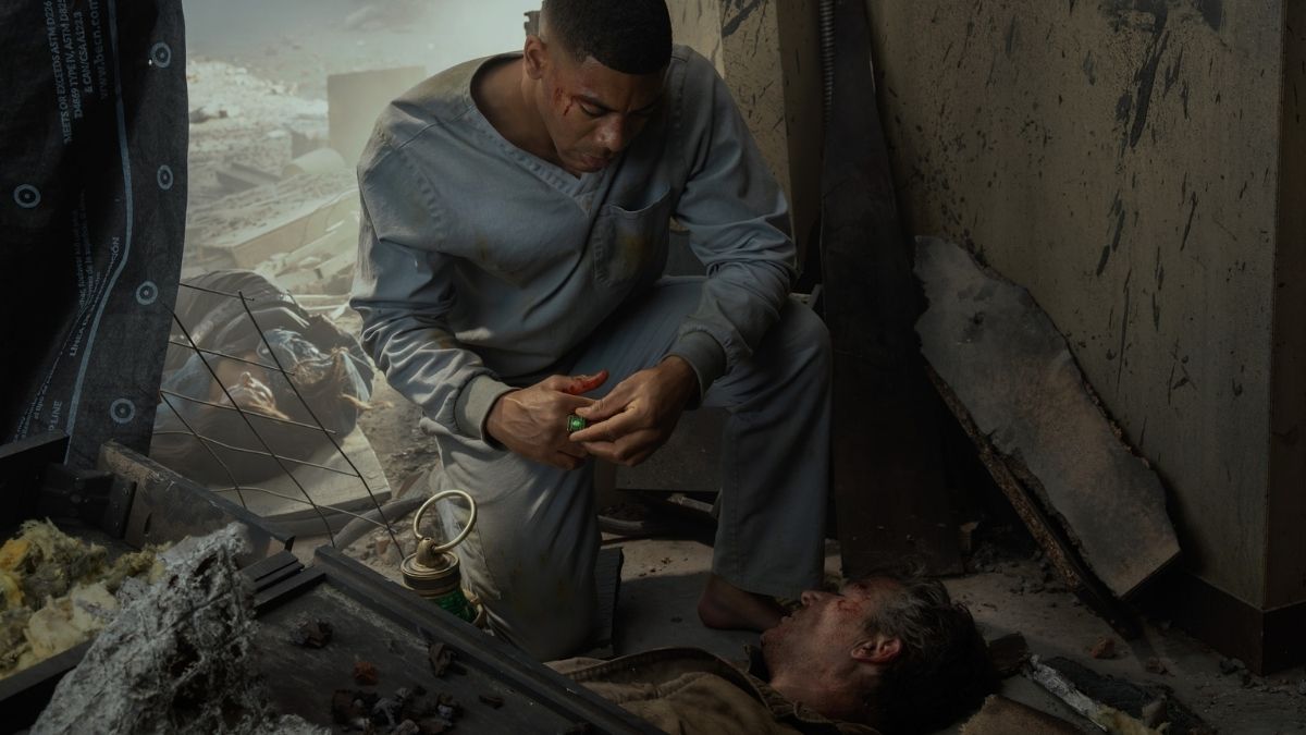 Aaron Pierre and Kyle Chandler in Lanterns Season 1