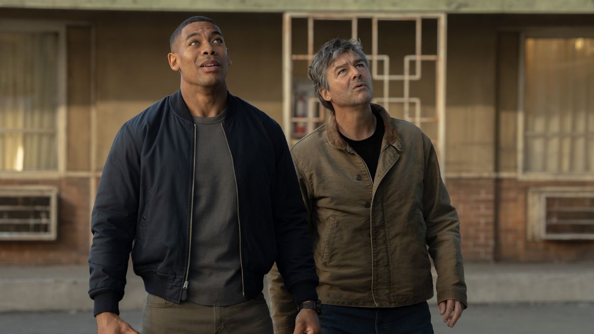 Aaron Pierre and Kyle Chandler in Lanterns Season 1